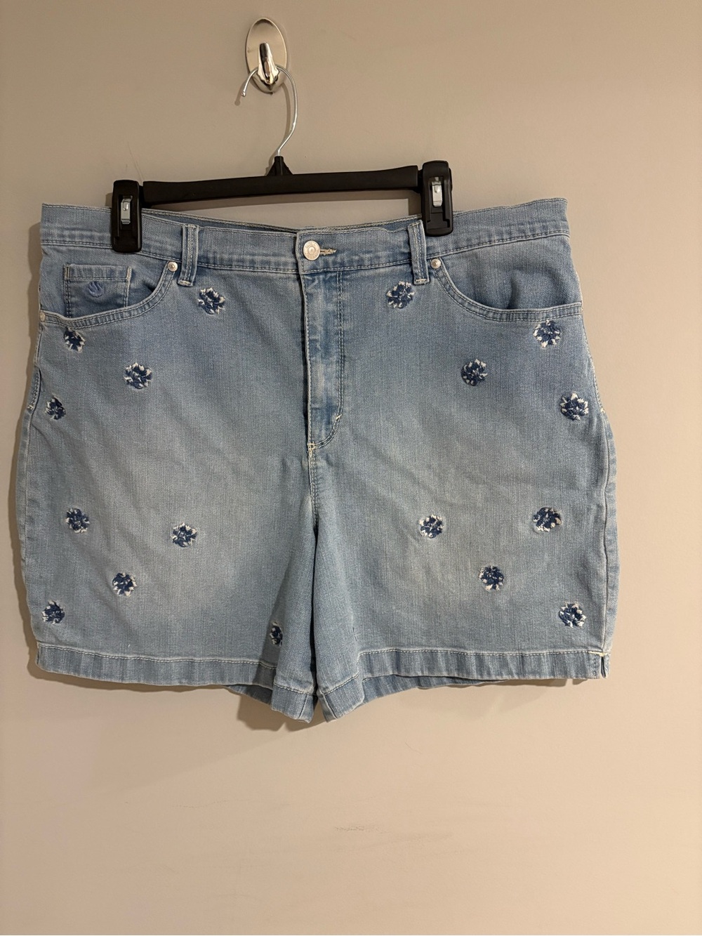 Gloria Vanderbilt Amanda Size 16 Embroidered Denim Shorts Light Wash
